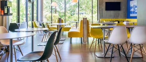 Tägliches Frühstücksbuffet gegen Gebühr