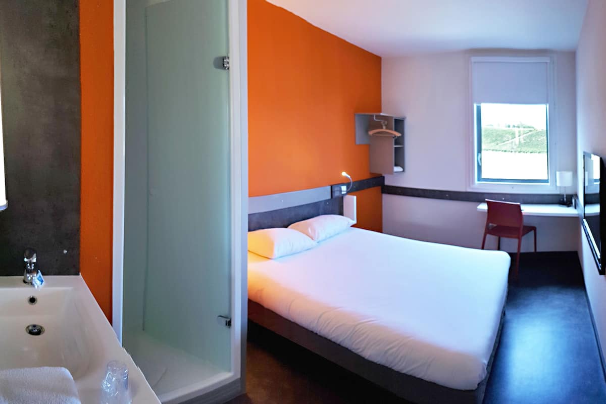 Double Room | Premium bedding, desk, soundproofing, free cribs/infant beds