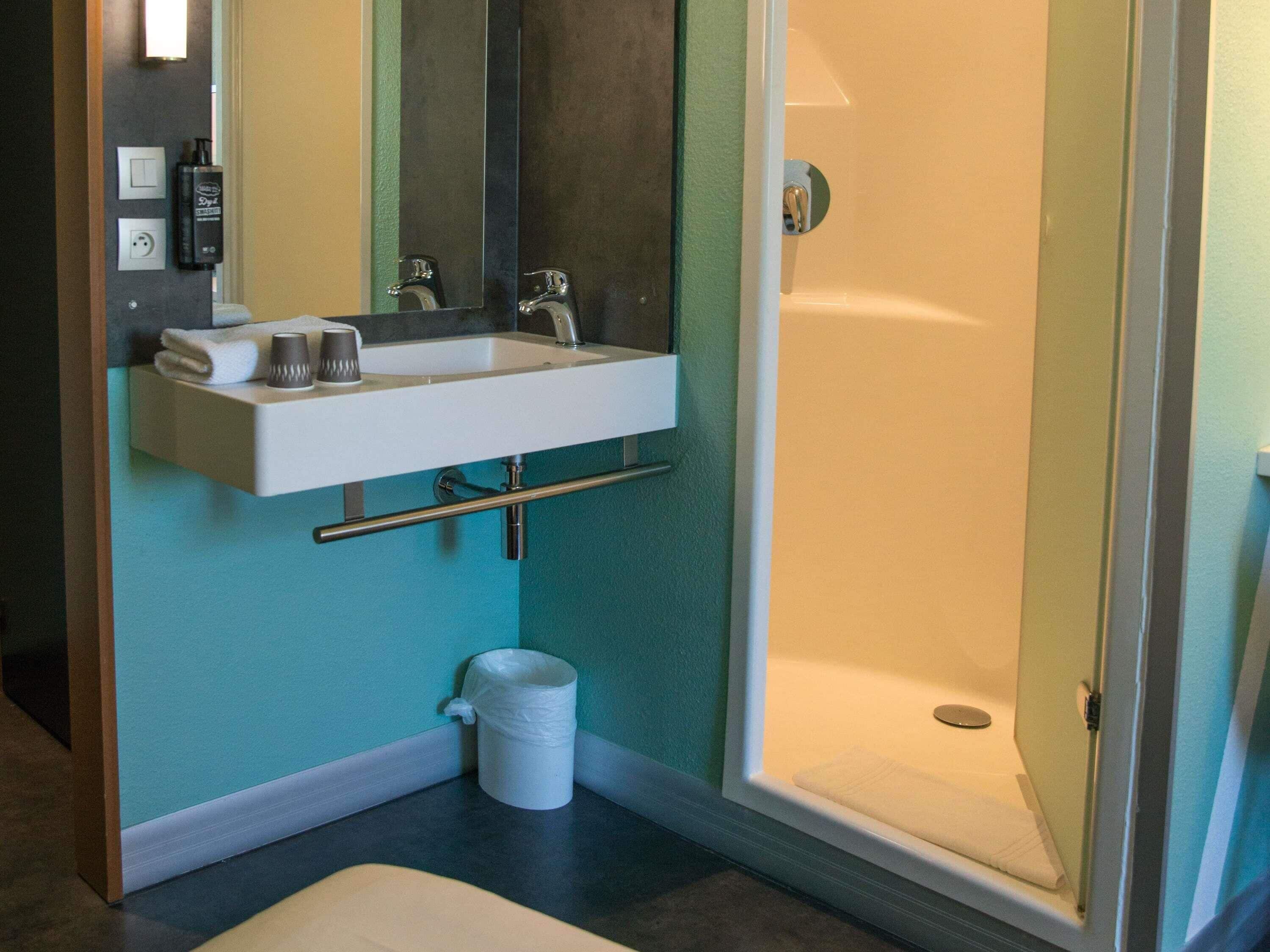 高档床上用品、办公桌、隔音、免费婴儿床