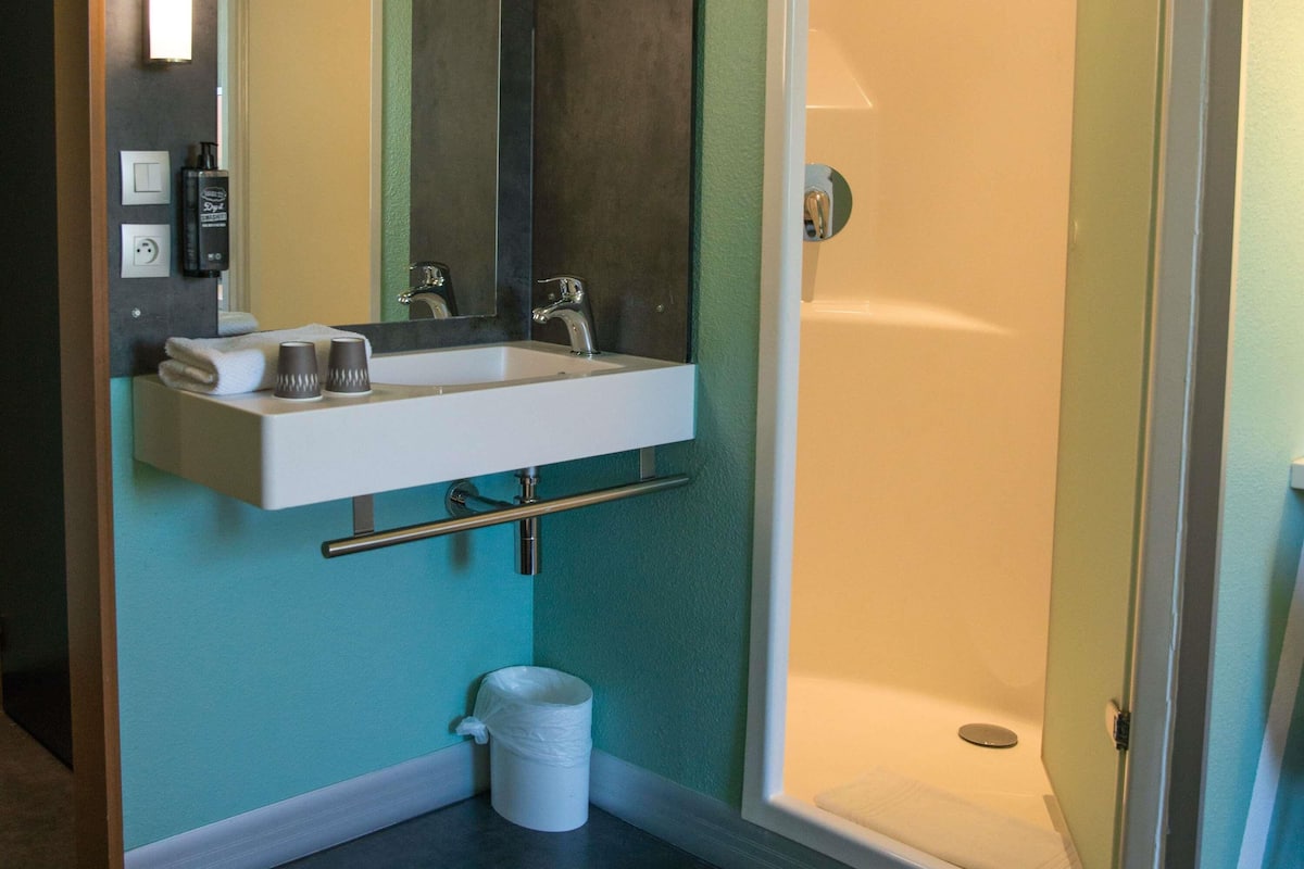 Ropa de cama de alta calidad, escritorio y sistema de insonorización