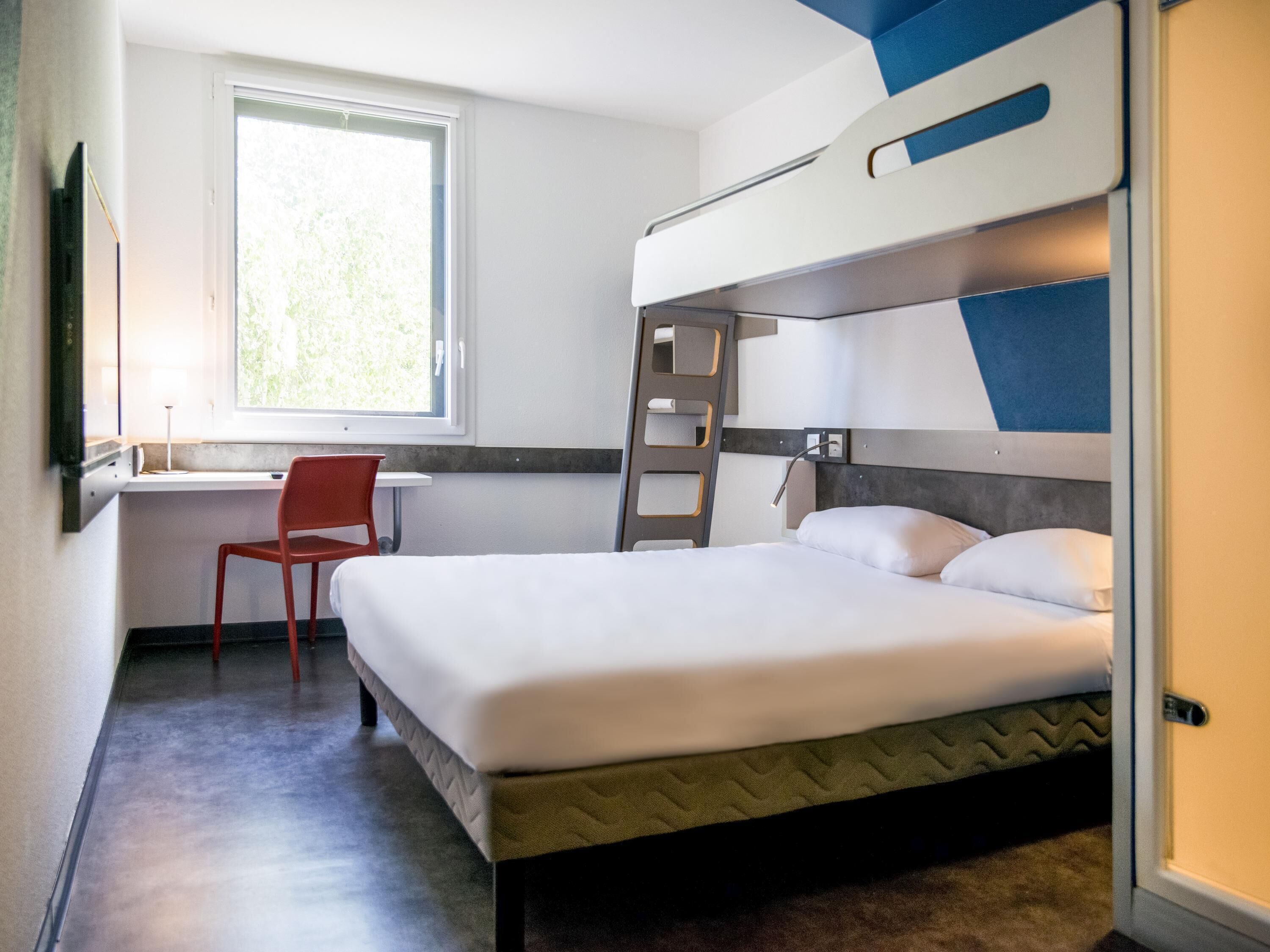 Habitación triple, varias camas | Ropa de cama de alta calidad, escritorio, sistema de insonorización