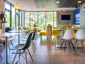 Daily buffet breakfast for a fee - ibis budget Archamps Porte de Genève (Archamps)