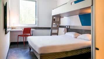 Habitación triple, varias camas | Ropa de cama de alta calidad, escritorio, sistema de insonorización