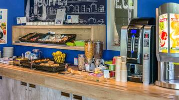 Tägliches Frühstücksbuffet (9.90 EUR pro Person)