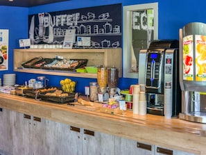 Petit déjeuner buffet (9.90 EUR par personne)