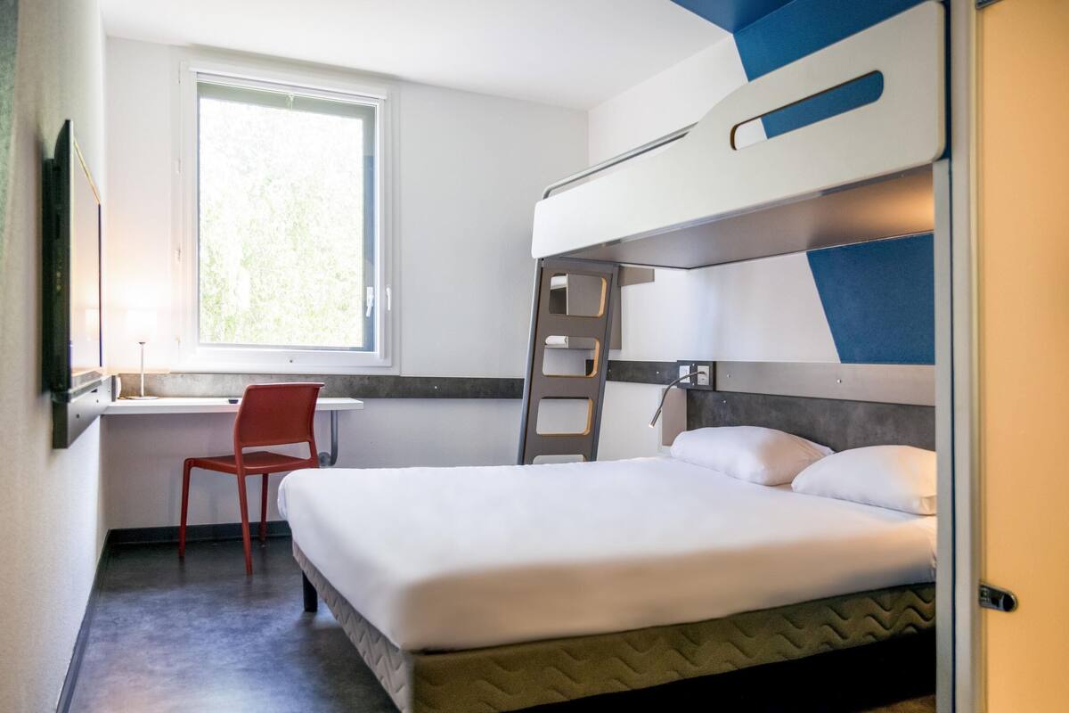 Habitación triple, varias camas | Ropa de cama de alta calidad, escritorio, sistema de insonorización