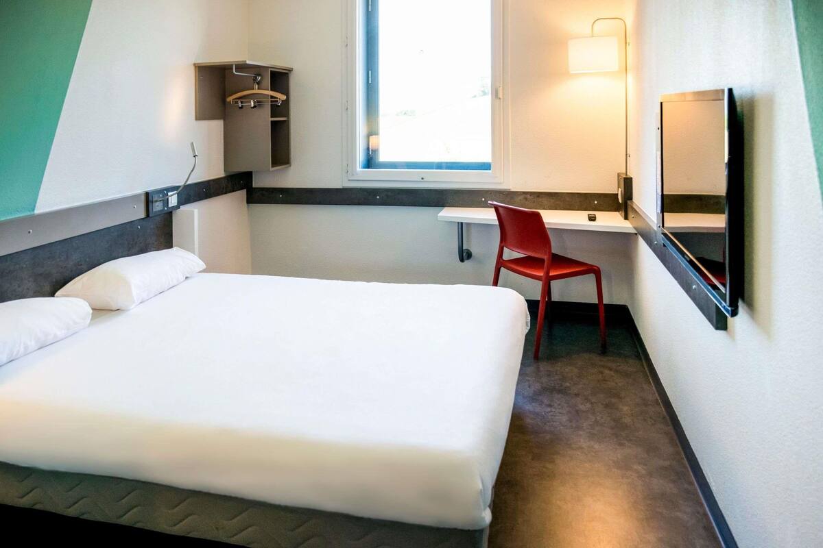 Habitación doble | Ropa de cama de alta calidad, escritorio, sistema de insonorización