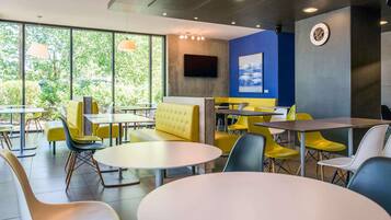 Daily buffet breakfast (EUR 9.90 per person)