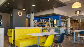 Petit déjeuner buffet (9.90 EUR par personne)