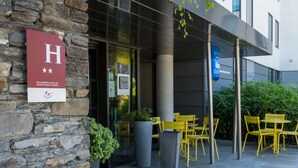 A stone building with a sign indicating it is a 5-star hotel. - ibis budget Archamps Porte de Genève (Archamps)