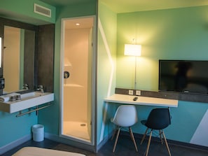 Quarto triplo, várias camas | Roupas de cama premium, escrivaninha, quartos à prova de som
