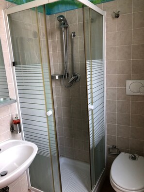Shower, rainfall showerhead, free toiletries, hair dryer - Art Atelier Vaticano (Rome)