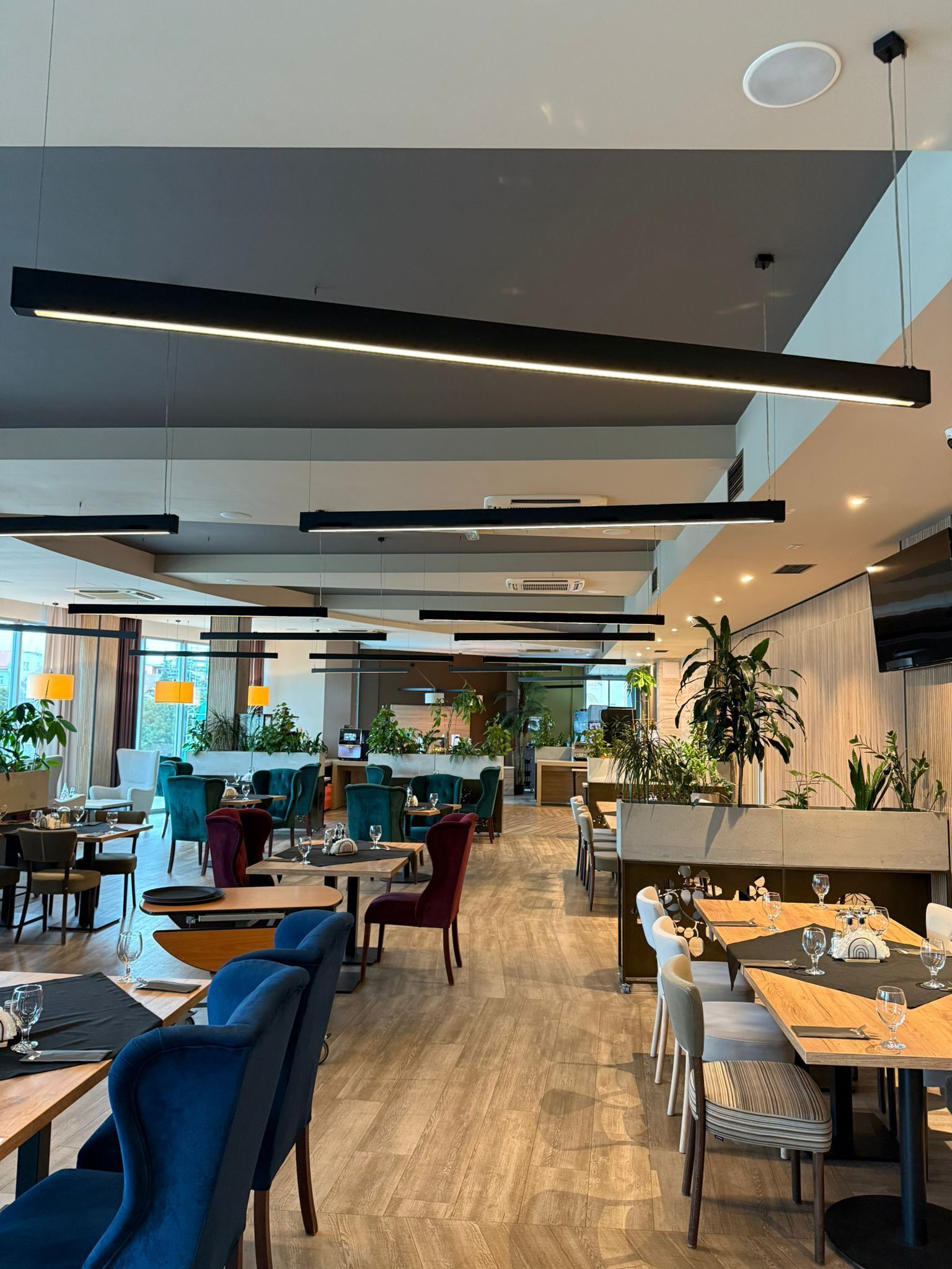 Aperto a colazione, pranzo e cena, cucina locale e internazionale 