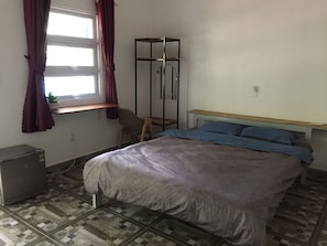 Escritorio, wifi gratis y ropa de cama