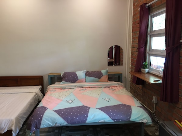 Escritorio, wifi gratis y ropa de cama