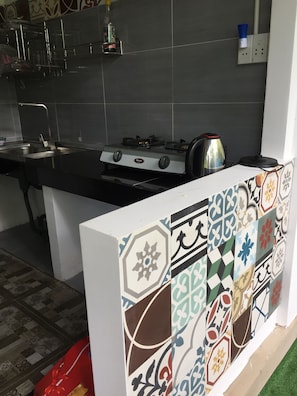 Refrigerador, placa de cocina, utensilios de cocina
