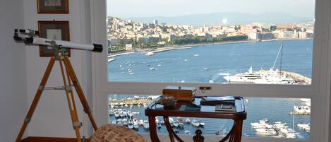 Panoraamasviitti | Oleskelualue | 32–tuumainen televisio, jossa digitaalikanavat