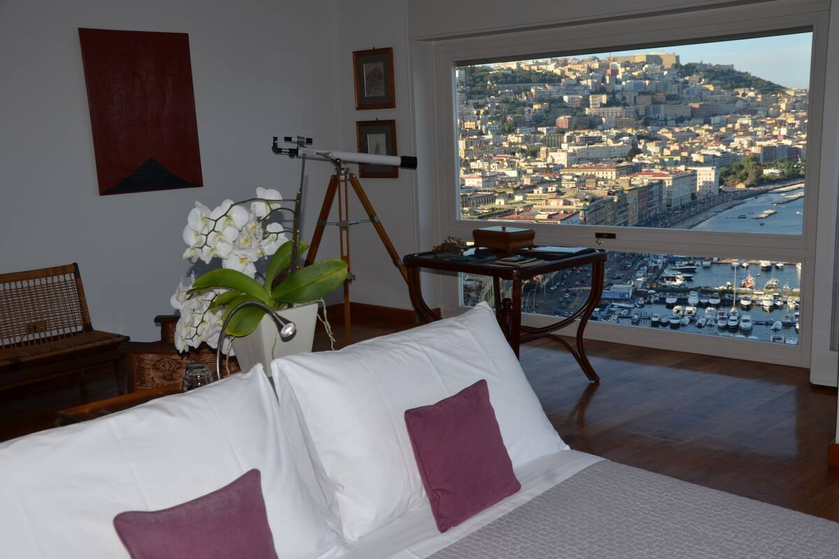 Panoramic Suite | Living room | 32-inch TV with digital channels