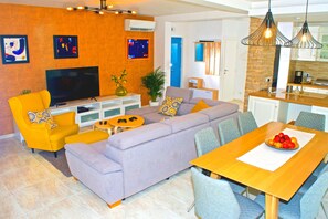 Vila, 4 quartos, piscina particular | Área de estar | TV de tela plana, console de videogame