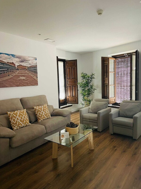 Aparta-suite La Esquina | Living room | Smart TV