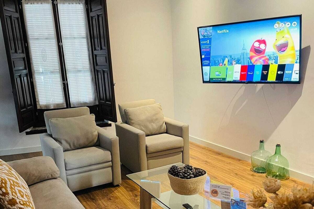 Aparta-suite La Esquina | Sala de estar | Smart TV