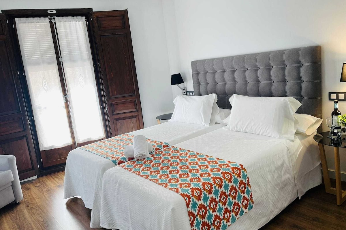 Habitación con 2 camas individuales (Nieves) | 1 habitación, minibar, insonorización y cunas
