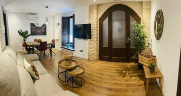 Aparta-suite El Arco | Sala de estar | Una Smart TV