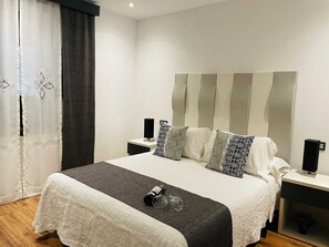 Aparta-suite La Esquina | Minibar, soundproofing, cots/infant beds, rollaway beds