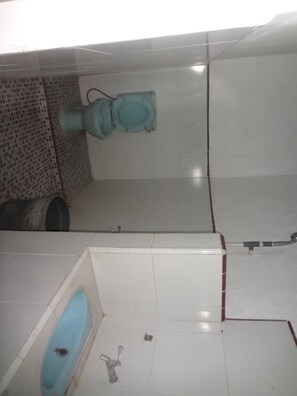 Chambre Standard Double ou avec lits jumeaux | Salle de bain | Bidet, serviettes fournies, savon