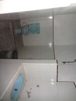 Habitación estándar con 1 cama doble o 2 individuales | Baño | Bidé, toallas y jabón