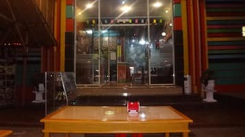 供應早餐、午餐及晚餐