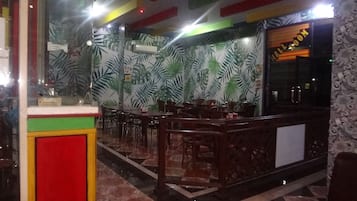 供應早餐、午餐及晚餐