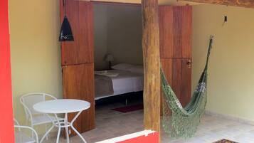 Quarto casal | Frigobar, escrivaninha, ferros/tábuas de passar roupa, Wi-Fi de cortesia