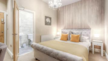 Deluxe Double Room | Escrivaninha, espaço de trabalho para notebook, quartos à prova de som