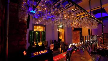 2 bars/lounges