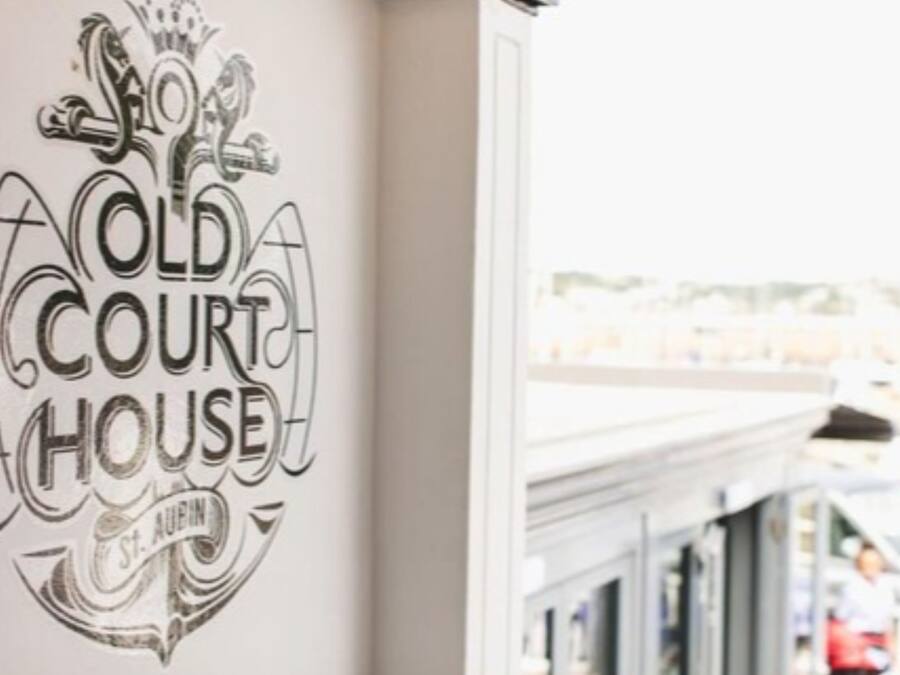 Paret amb el text “OLD COURT HOUSE” i “St. Augustine” que indica el nom i la localització de l'hotel.