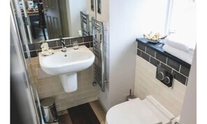 Free toiletries, hair dryer, towels, soap - The Old Courthouse Inn (St. Brelade)