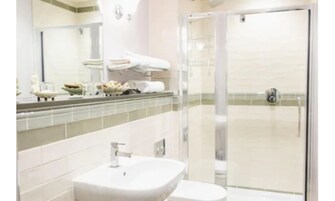 Quarto casal ou duplo superluxo | Banheiro | Produtos de toalete grátis, secador de cabelo, toalhas de banho