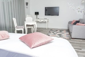 A hotel room with a bed, a desk, a chair, a sofa, and a TV. - L'Attrap'Reves (Ergersheim)