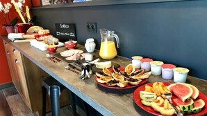 A breakfast buffet with various food items, including pastries, fruits, and beverages. - L'Attrap'Reves (Ergersheim)