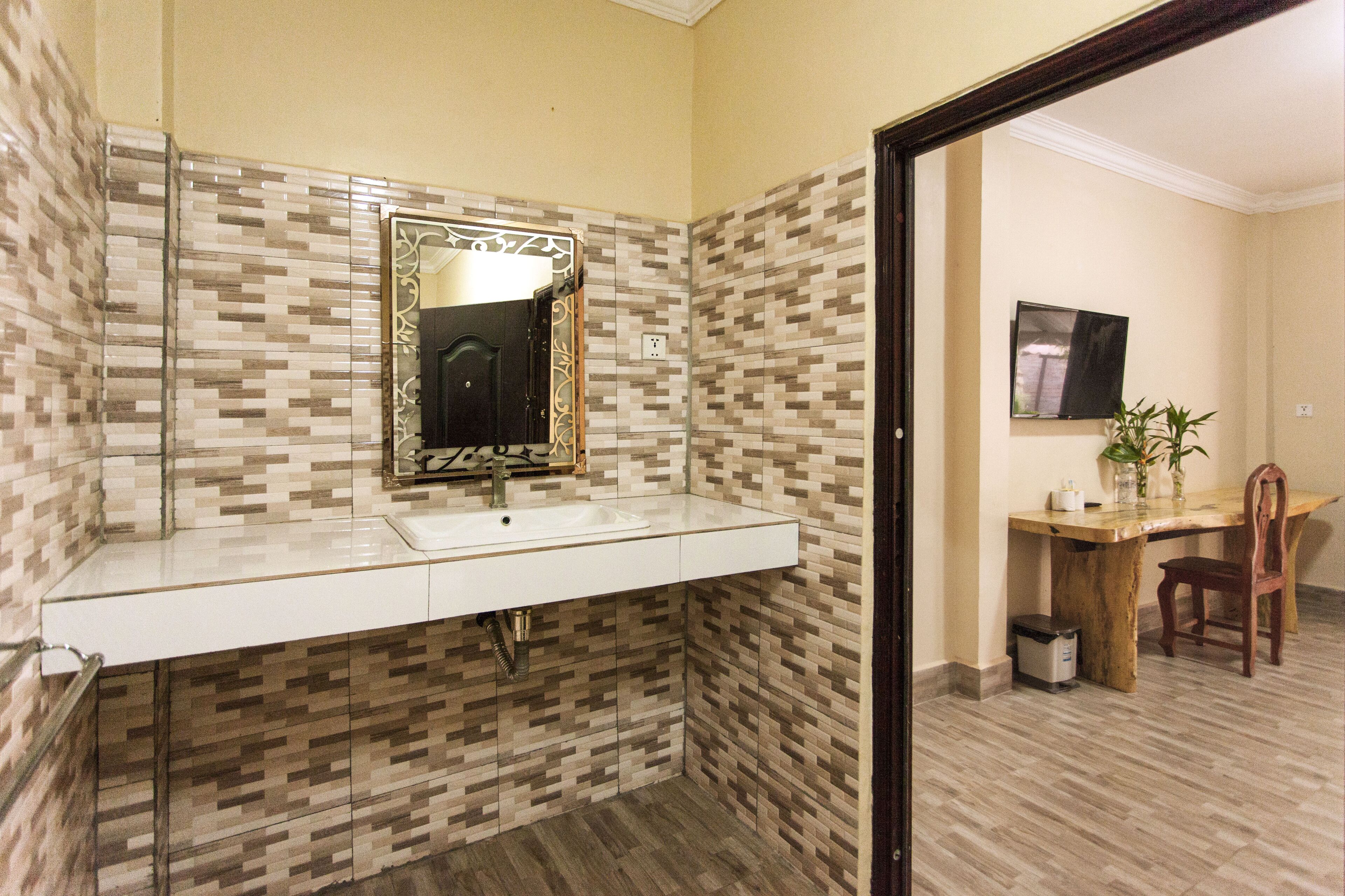 Ducha, artículos de tocador gratuitos, toallas, papel higiénico