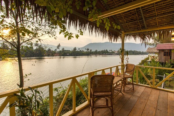 Panoramic Quadruple Room, 1 Bedroom | Water view - Green Mango Bungalows (Kampot)
