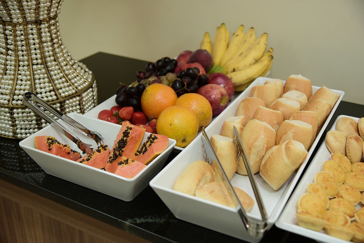 Um buffet com diversas frutas e doces.