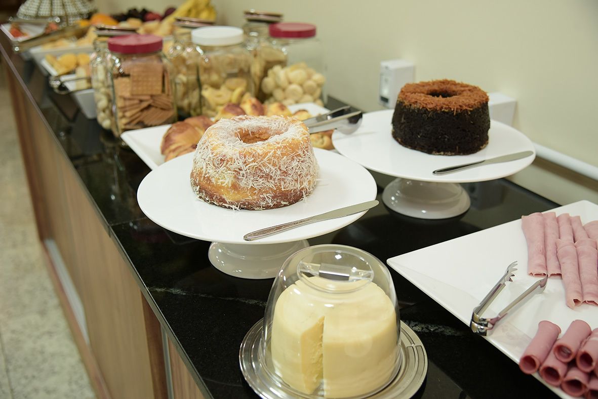 Café da manhã com pratos da culinária local grátis todos os dias