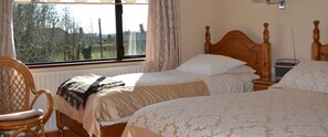 Cortinas blackout, wifi gratis y ropa de cama