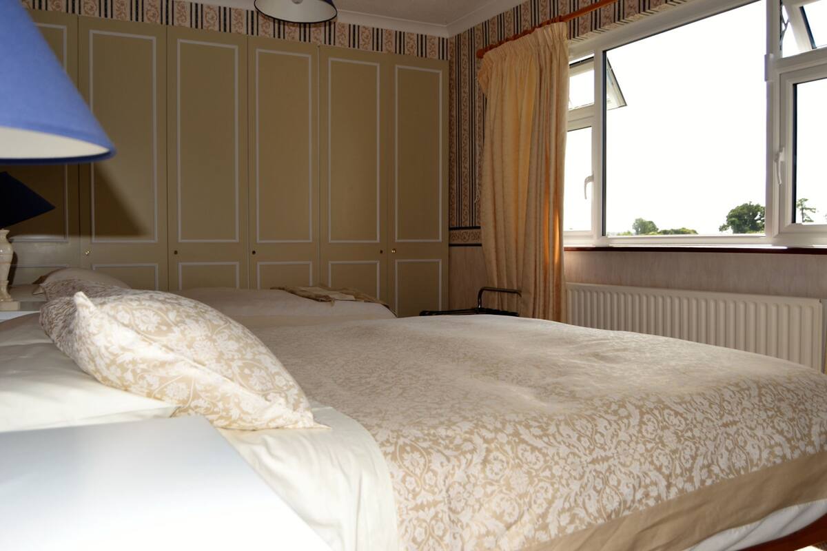 Cortinas blackout, wifi gratis y ropa de cama