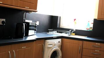 Refrigerador, microondas, horno y tetera eléctrica