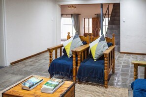 Ropa de cama de alta calidad y caja de seguridad en la habitación 