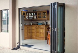 Fridge, microwave, stovetop, cookware/dishes/utensils - Witfontein Game Lodge (Siyancuma)