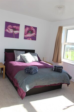 Holiday Home | Free WiFi